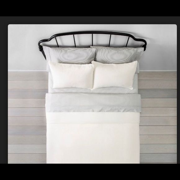 Pair of HEARTH & HAND linen shams - Picture 2 of 3